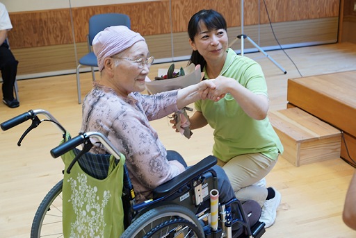 会田さんに入居者から花束が贈られました