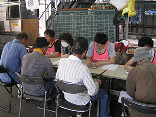 大阪府済生会はNPO法人釜ヶ崎支援機構と協働し、日雇い労働者を対象に毎年、無料の健診事業を行っています