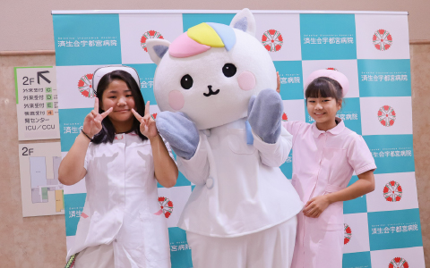 白衣とナース帽子で看護師になりきって記念撮影できるコーナーも