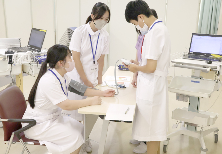 「オープンホスピタル」では、採血の練習など、中高生が看護師の日々の業務を体験