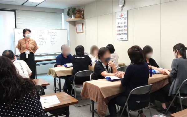 情報交換や交流のほか、アロマテラピーやヨガ体験なども実施