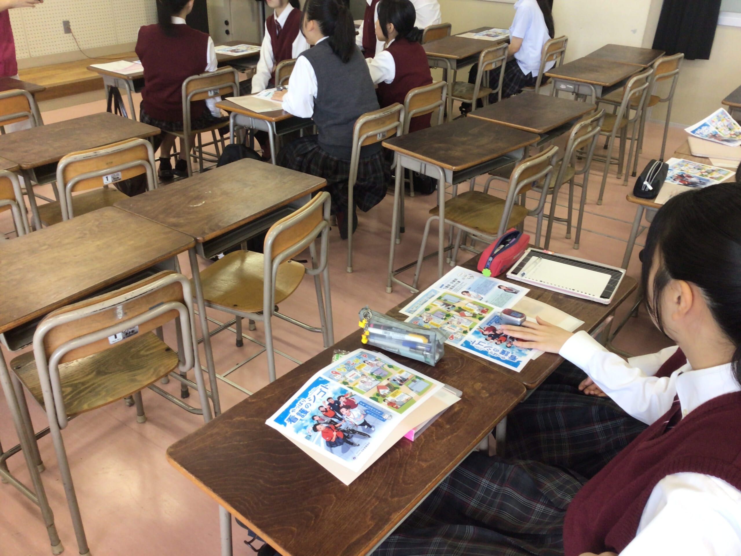 SpO2モニターを使用し、呼吸を止めて酸素飽和度の変化と回復を体験する高校生の写真