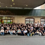 会場である湯の山温泉グリーンホテルの玄関前にて参加者の集合写真