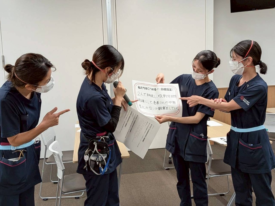 危険を予知し、事故を未然に防ぐため、グループごとに目標設定、発表をする様子の写真。