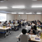 参加した受講生が各テーブルに集まり、感染症対策に係るディスカッションをしている様子の写真