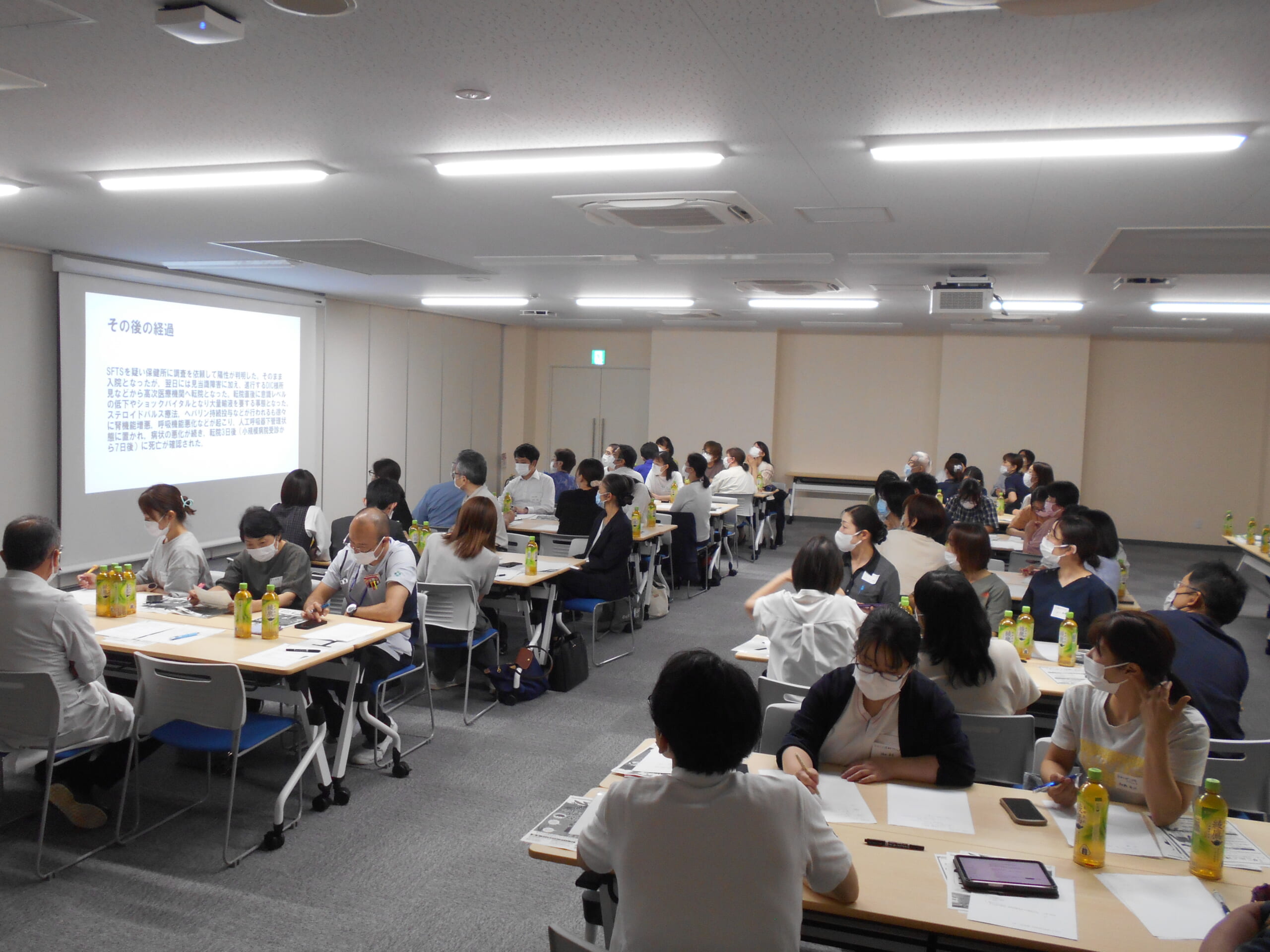 参加した受講生が各テーブルに集まり、感染症対策に係るディスカッションをしている様子の写真