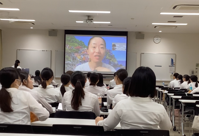 看護学生がオンラインで参加している繁嘉代子さんの講演を聞き、モニターを見ている様子の写真