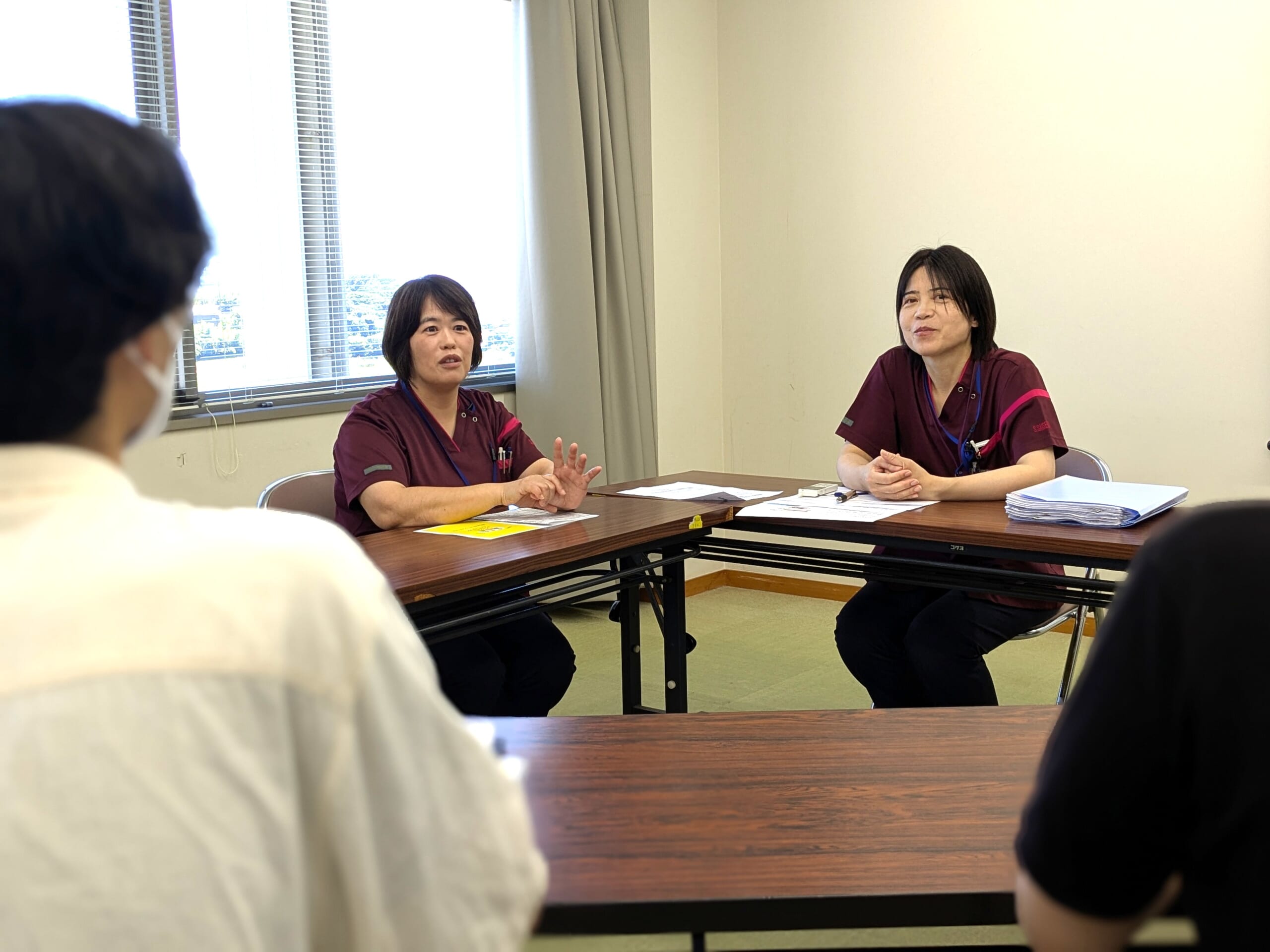 取材中、石川雄一小児科長、首藤悦子看護部長、橋本道子看護師長が質問に回答している様子の写真