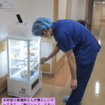 手術室の看護師が休憩時間に置き型社食で梅ジュースを購入している写真