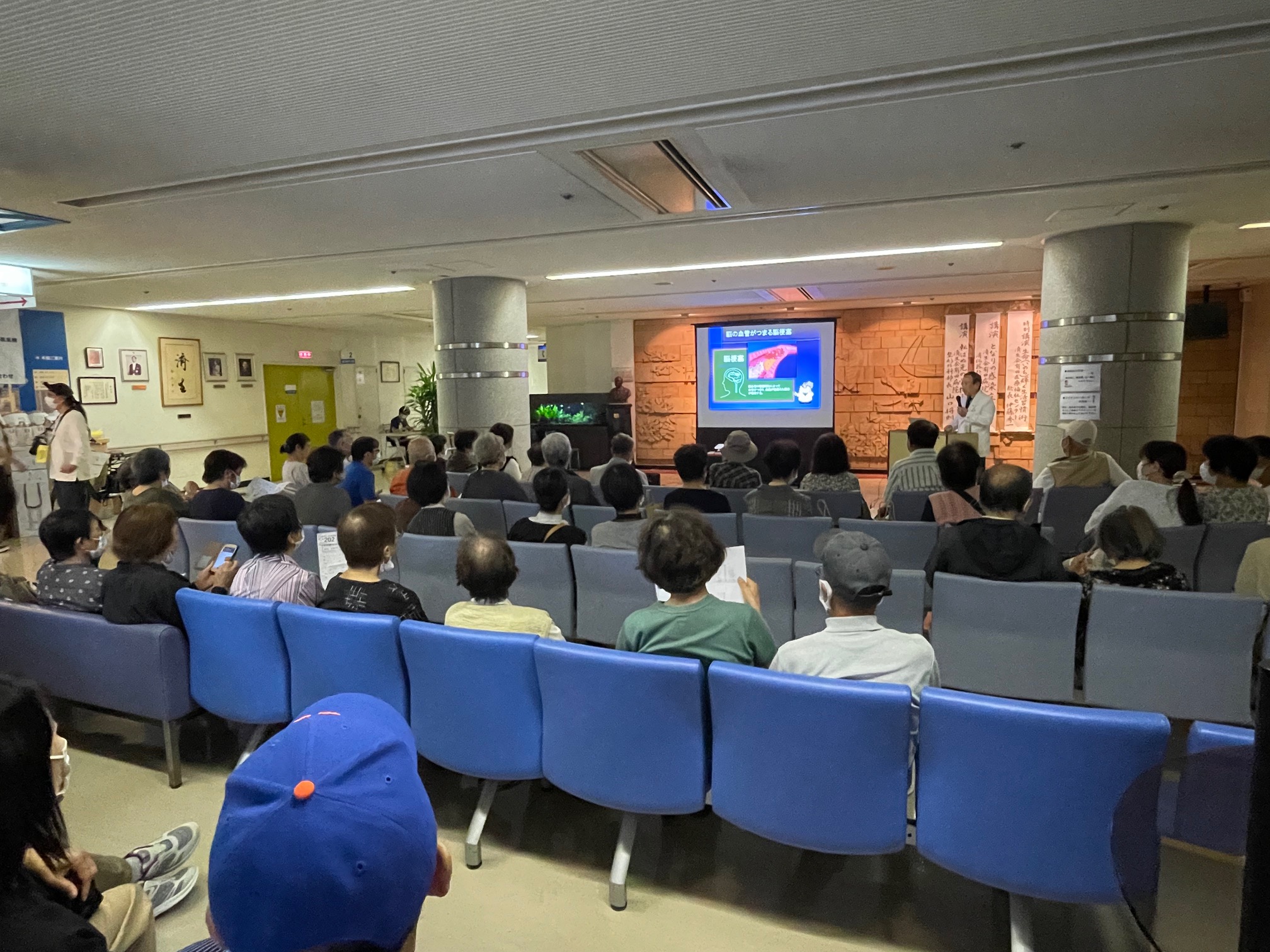 有田医療福祉センター・伊藤秀一総長が「生命輝く生活習慣術」をテーマに特別講演をしている写真