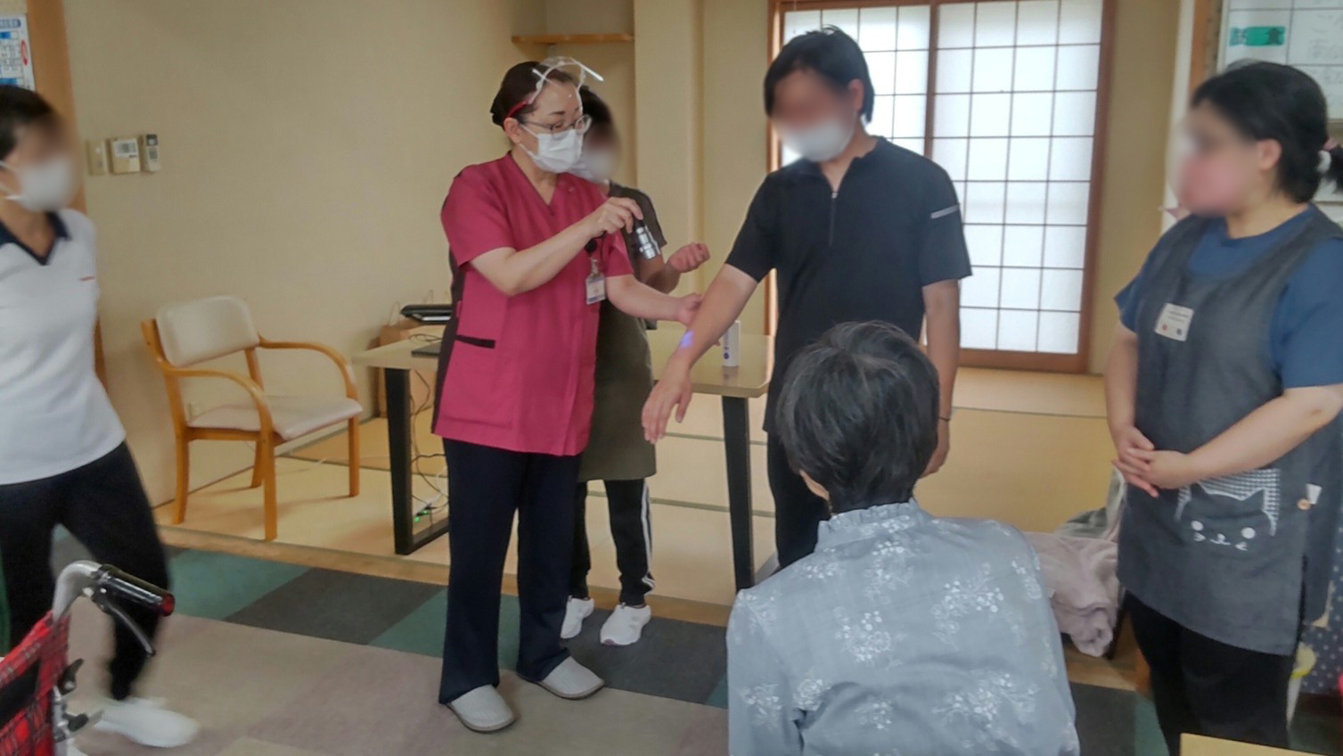 飯塚嘉穂病院の看護師が手洗いチェッカーによる洗い残しチェックをしている写真