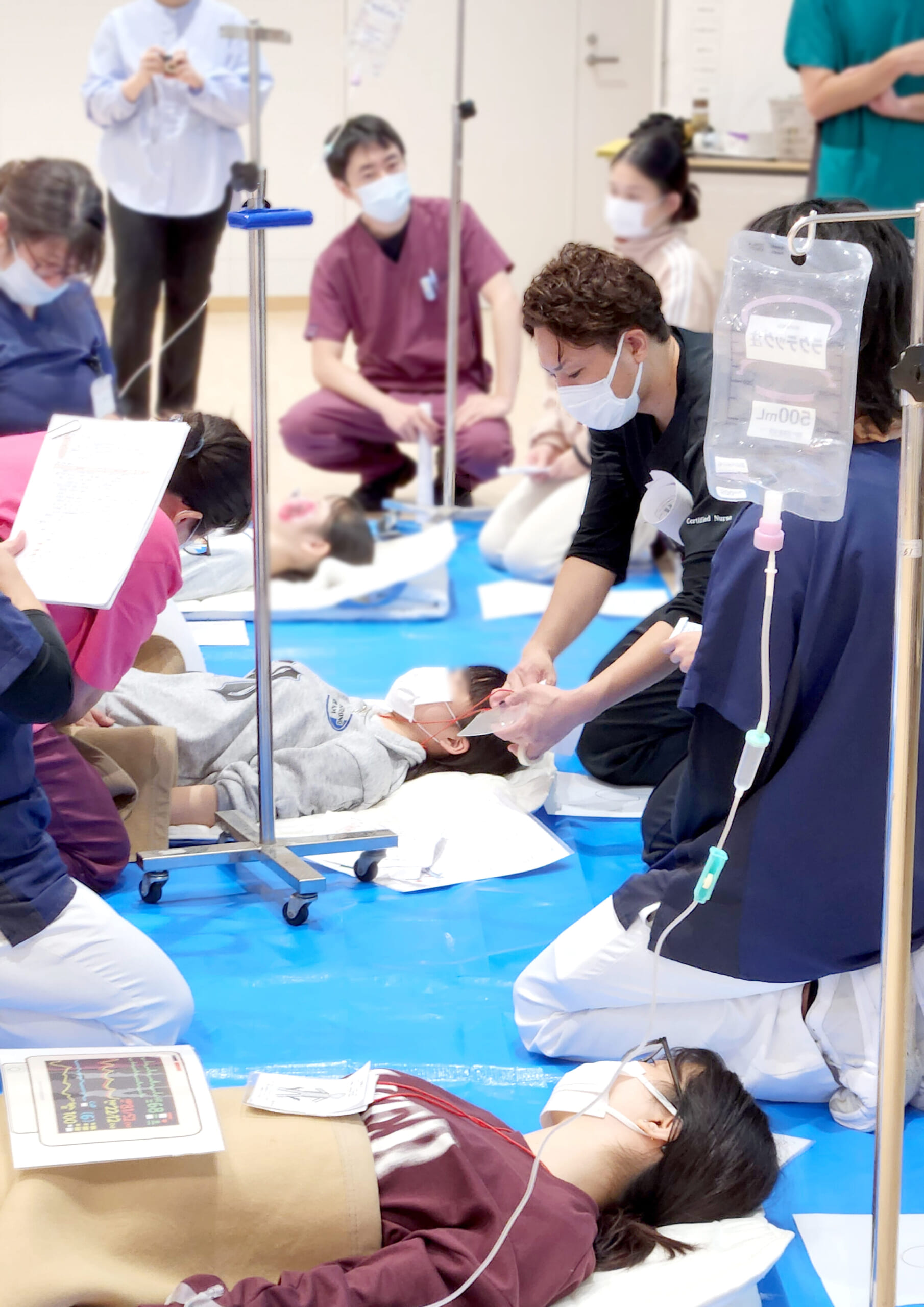 川口看護専門学校学生が模擬患者になり、トリアージ訓練をしている写真