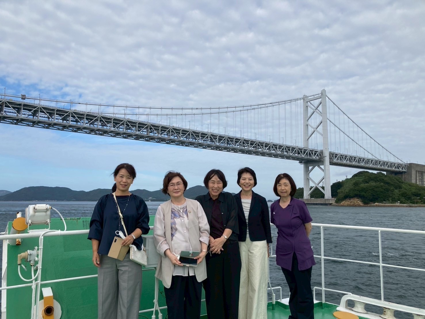 済生丸を見学した看護部長と案内を担った保健師の集合写真