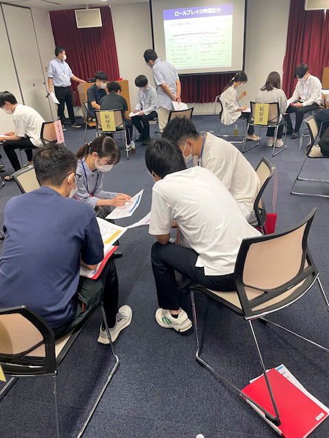 参加者が3～4人ずつに分かれてグループワークをしている写真