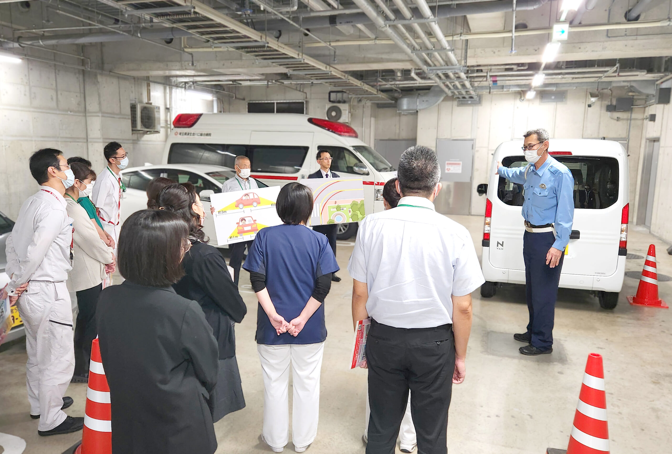 川口総合病院の職員が埼玉県警から車の死角について講習を受けている写真