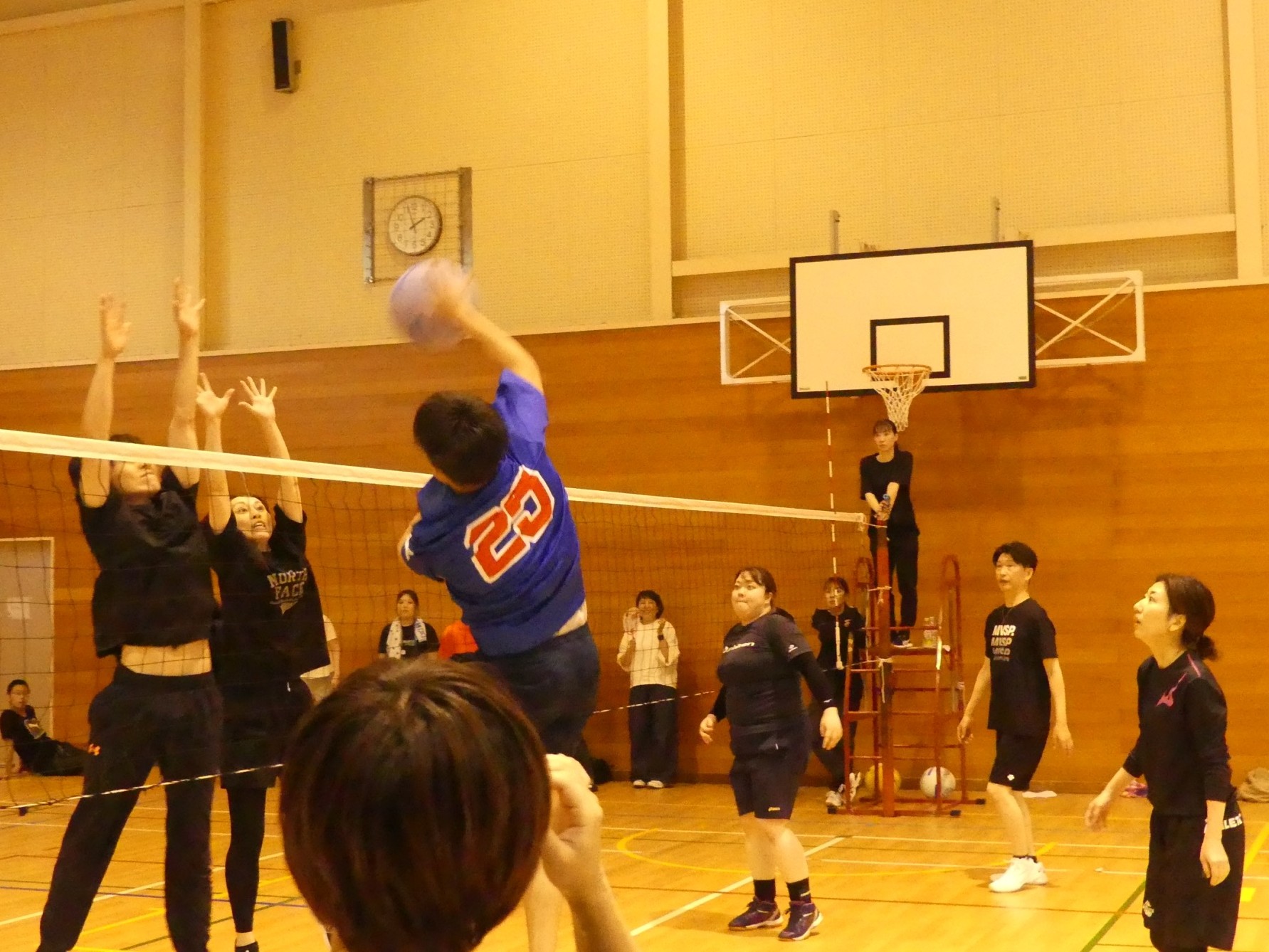 選手たちがソフトバレーで熱い戦いをしている写真