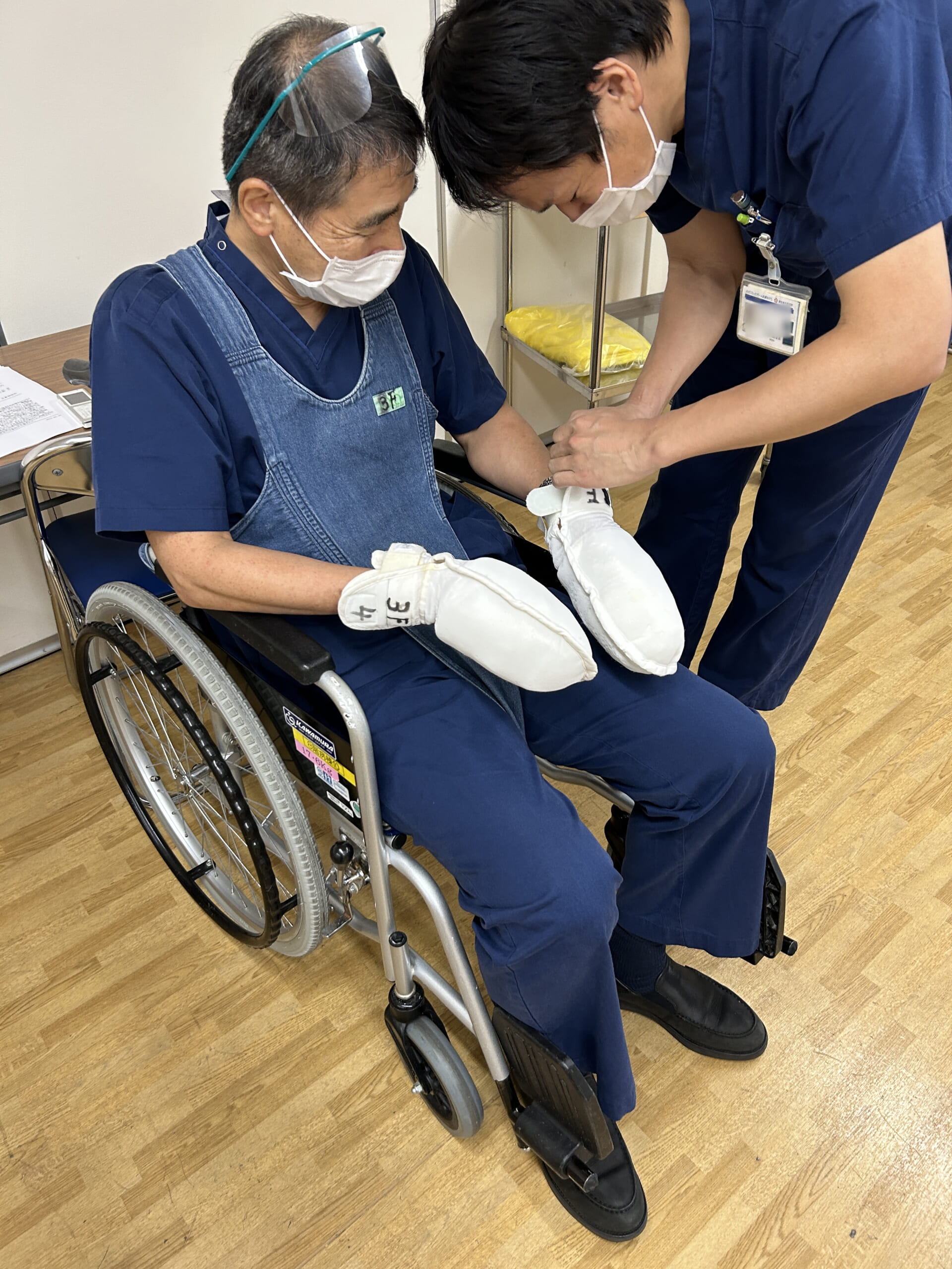 職員が実際に拘束具を装着している写真