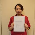 JICA主催の国際緊急援助隊医療チーム中級研修に参加した神栖済生会病院看護師の佐藤安那さんが参加証明書を持っている写真