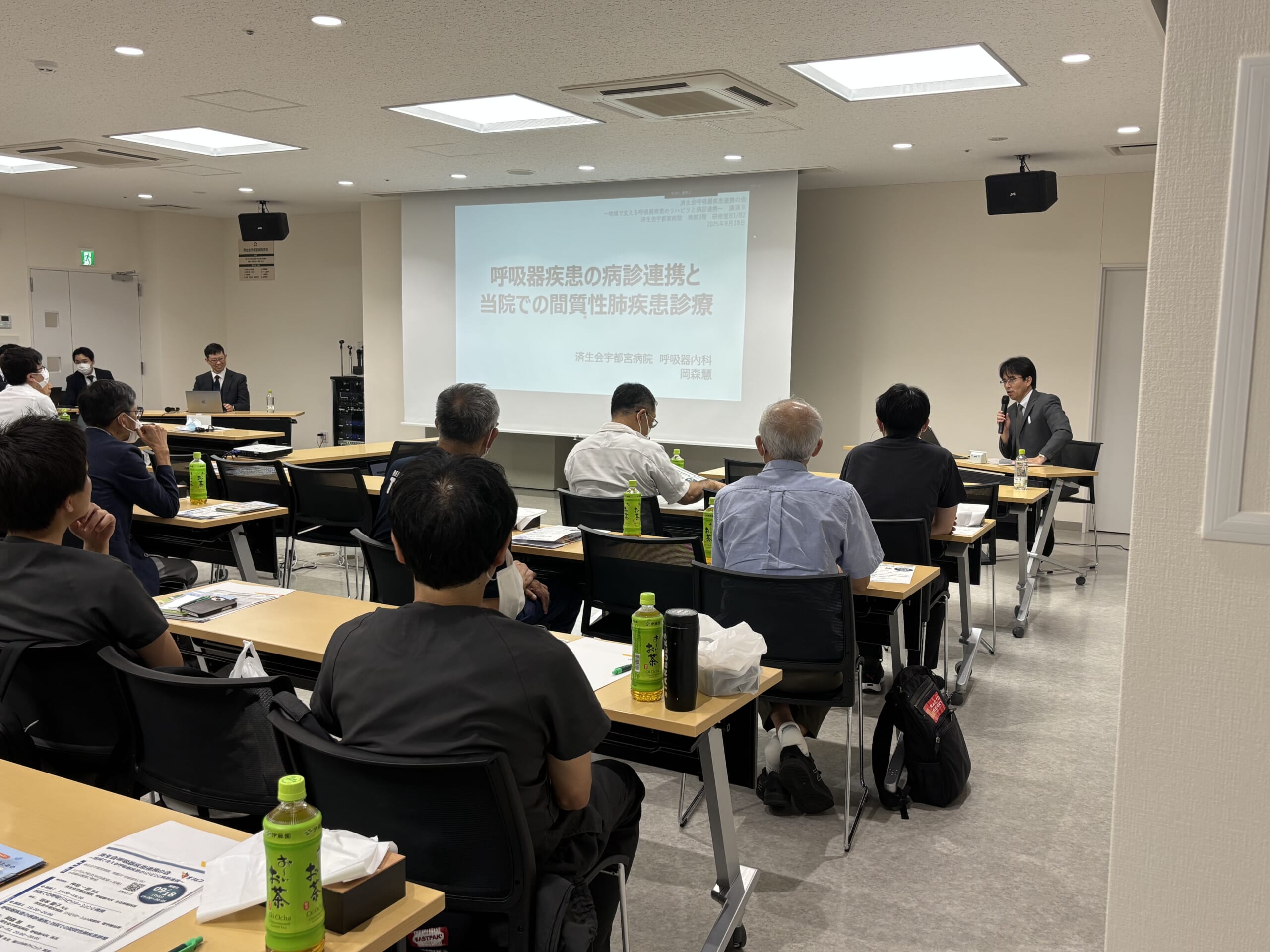 呼吸器内科の岡森慧医長が講演している写真