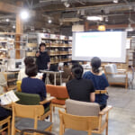 認知症看護認定看護師・保利京子さんが「誰でもできる認知症ケア」と題し、睡眠と脳の関係や、睡眠不足が認知症リスクを地域住民の講演している写真