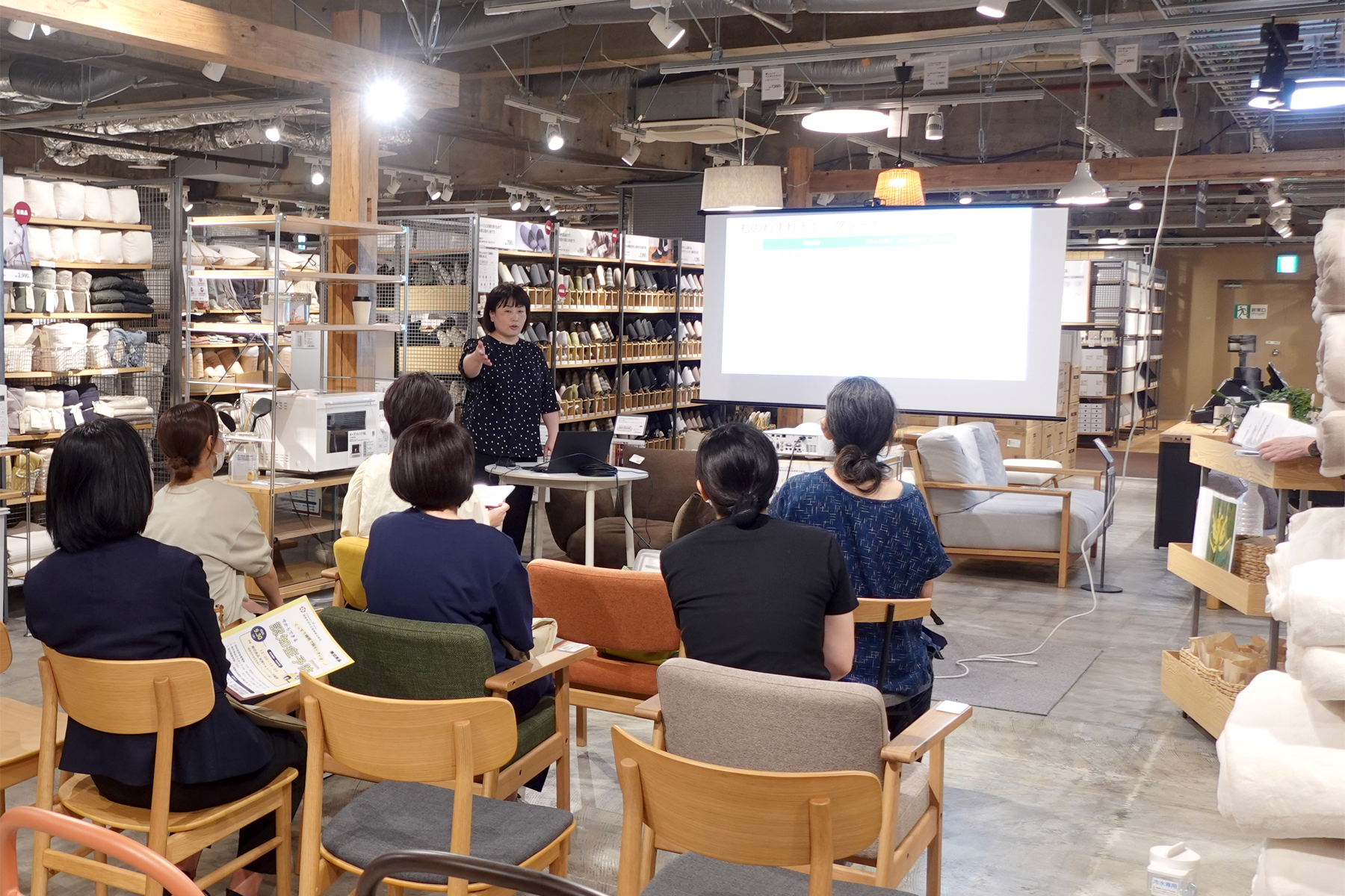 認知症看護認定看護師・保利京子さんが「誰でもできる認知症ケア」と題し、睡眠と脳の関係や、睡眠不足が認知症リスクを地域住民の講演している写真