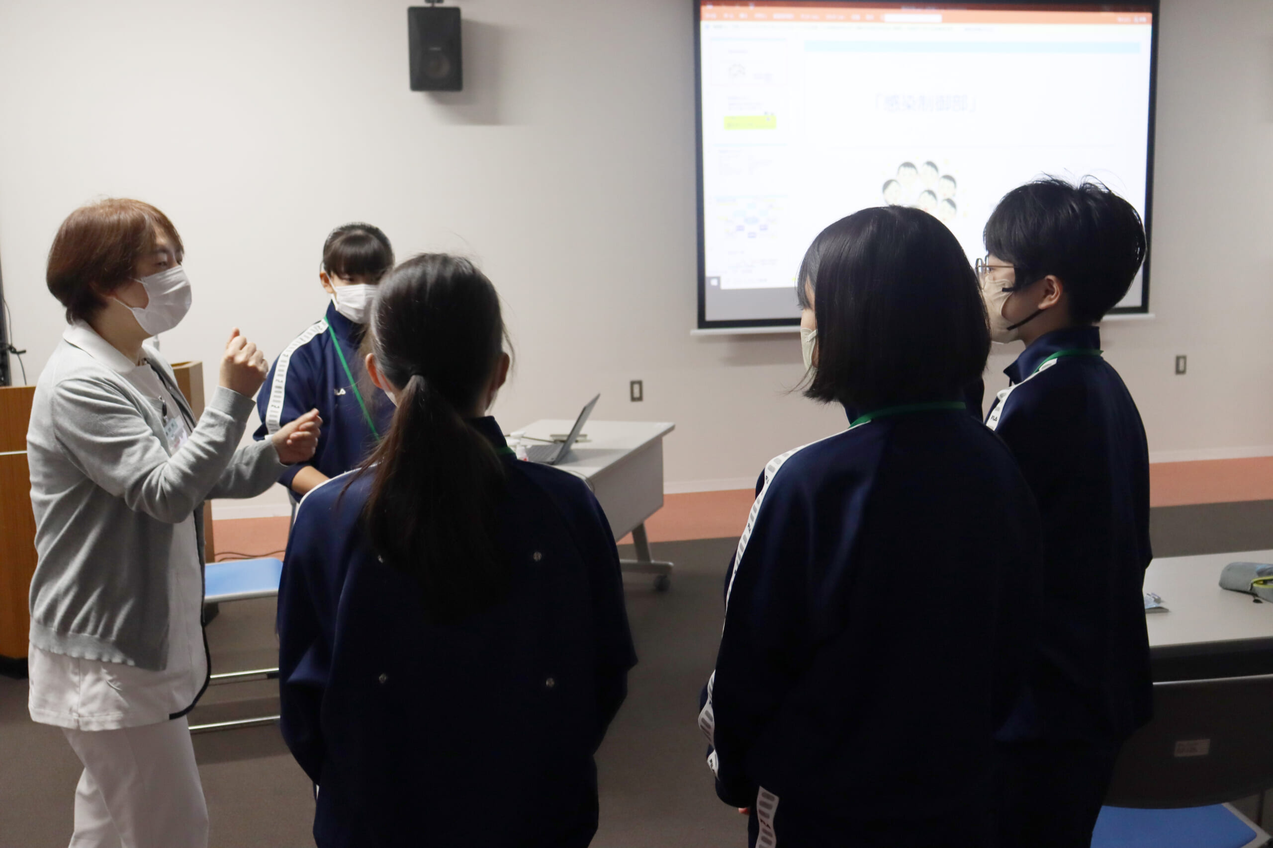看護部職員が学生に看護師の仕事について説明している写真