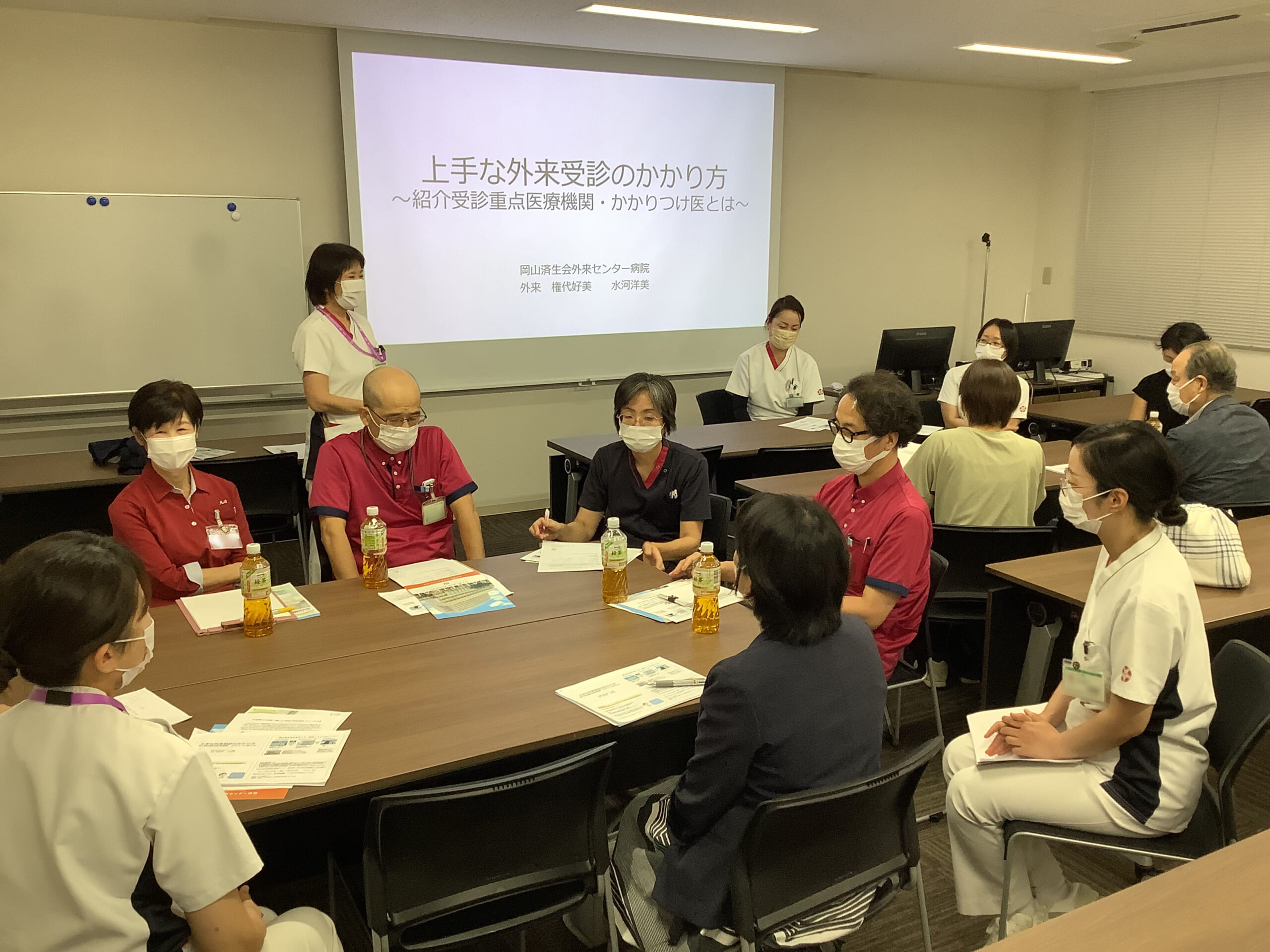 岡山済生会外来センター病院の水河洋美看護師長と権代好美看護師長が講演している写真