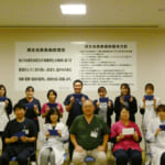 石井博院長と表彰者の集合写真