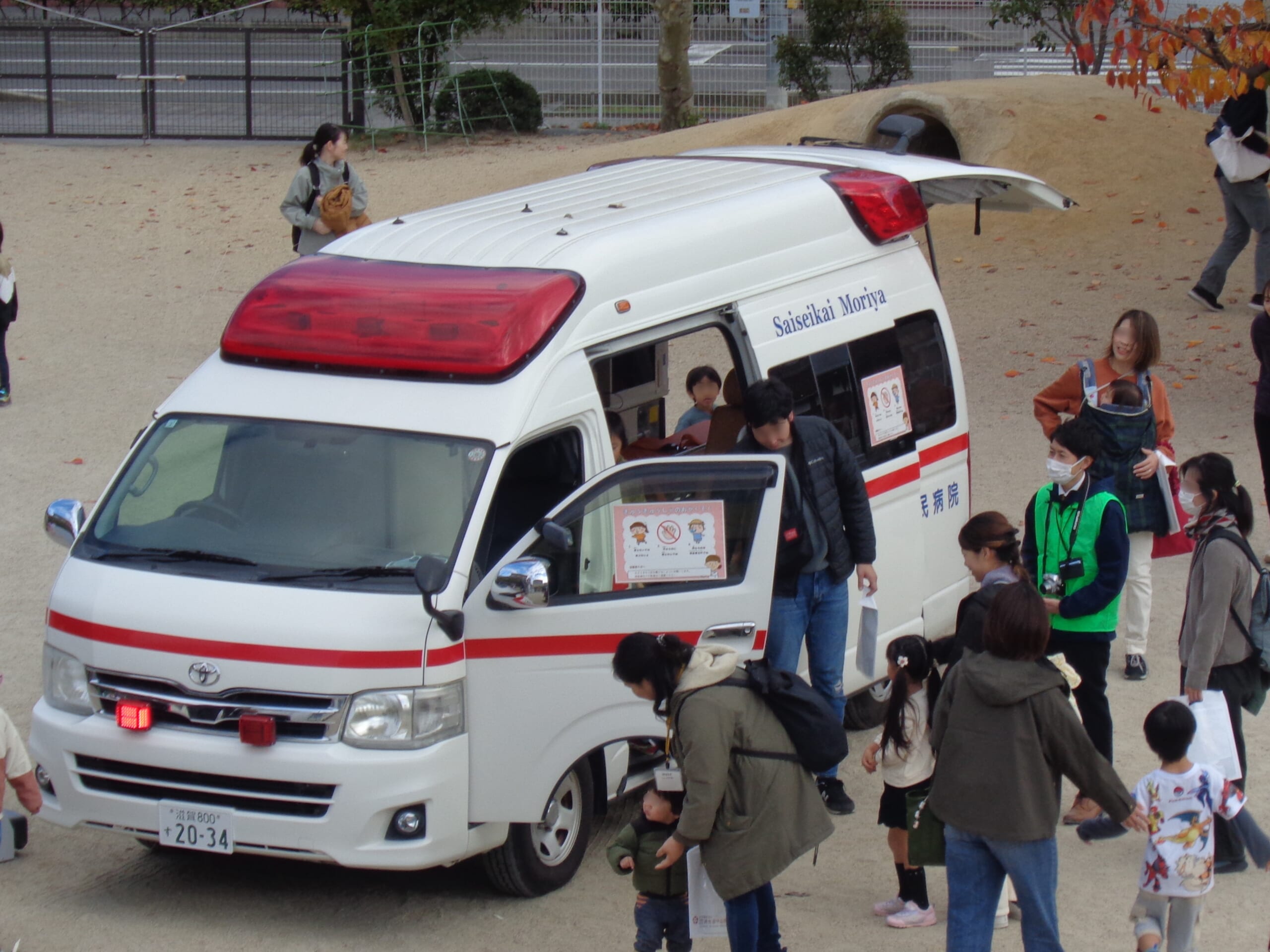 参加者の親子が救急車に乗ったり、外から見たりしている写真