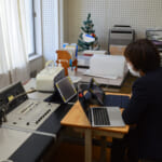 〈大阪〉吹田病院の池末マミ乳がん看護認定看護師ががんについて、中学校内の部屋でオンライン講義をしている写真