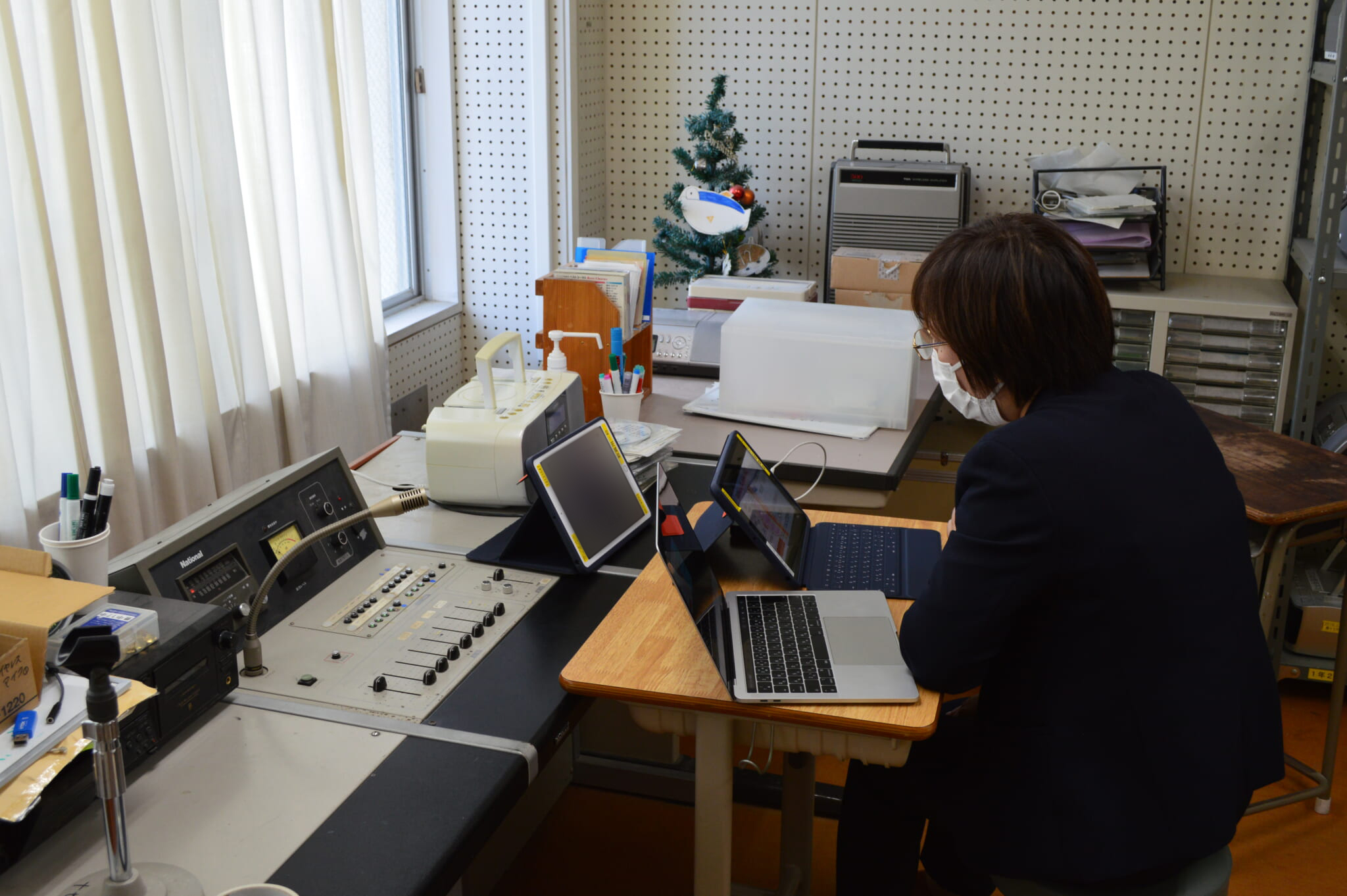 〈大阪〉吹田病院の池末マミ乳がん看護認定看護師ががんについて、中学校内の部屋でオンライン講義をしている写真