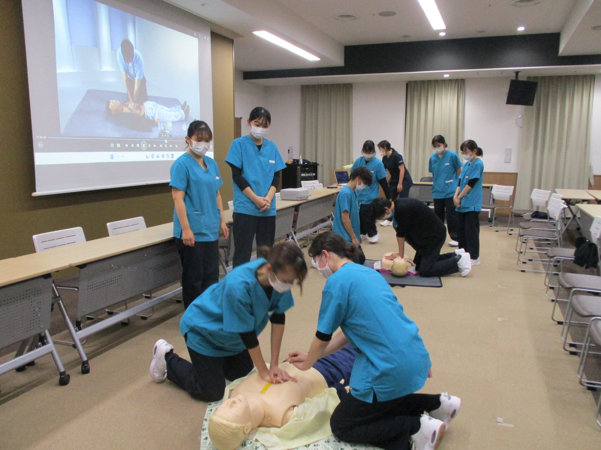 研修に参加したリハビリスタッフが胸骨圧迫を中心とした質の高い救命手技を行っている写真