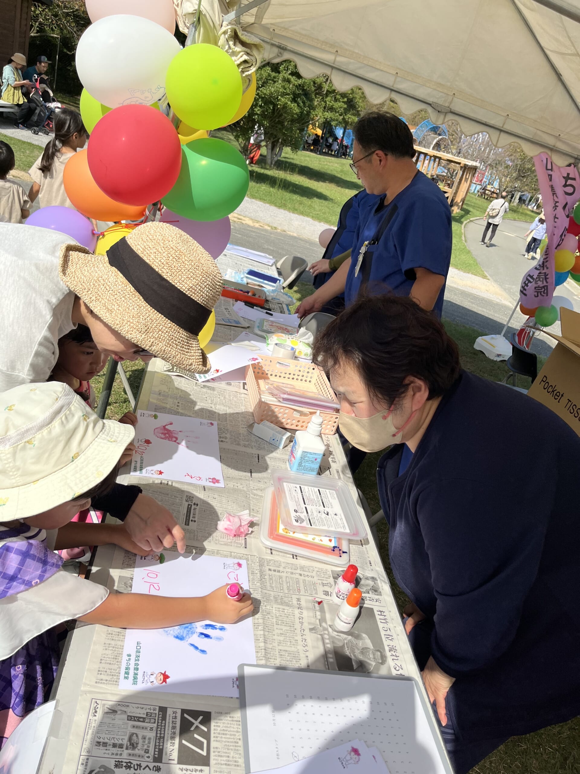 病院スタッフが参加した子どもと話している写真