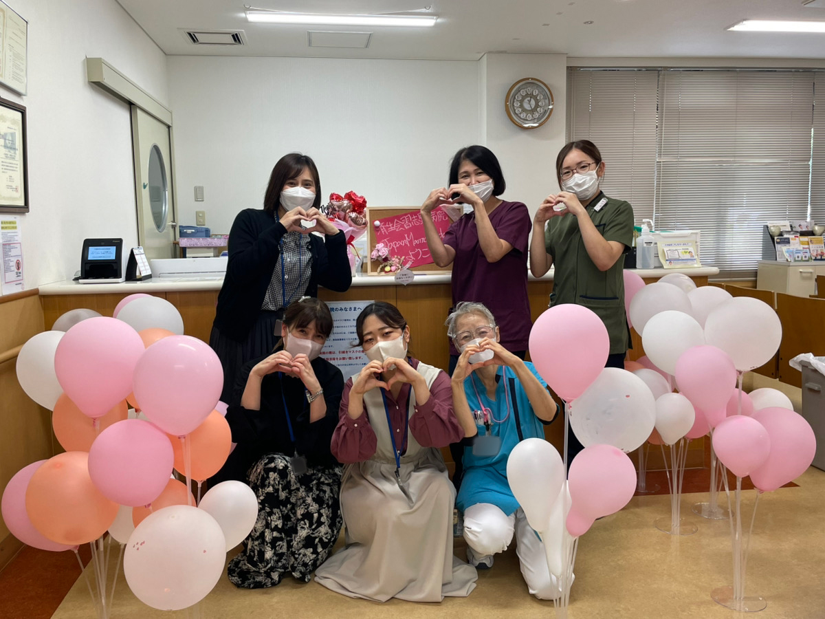 マンモサンデーに取り組んだ習志野病院職員の集合写真。周囲はハートの風船で飾られている。