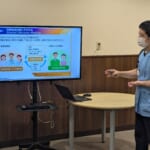 糖尿病看護認定看護師・下川要さんがモニターを使用して、糖尿病について講話している写真