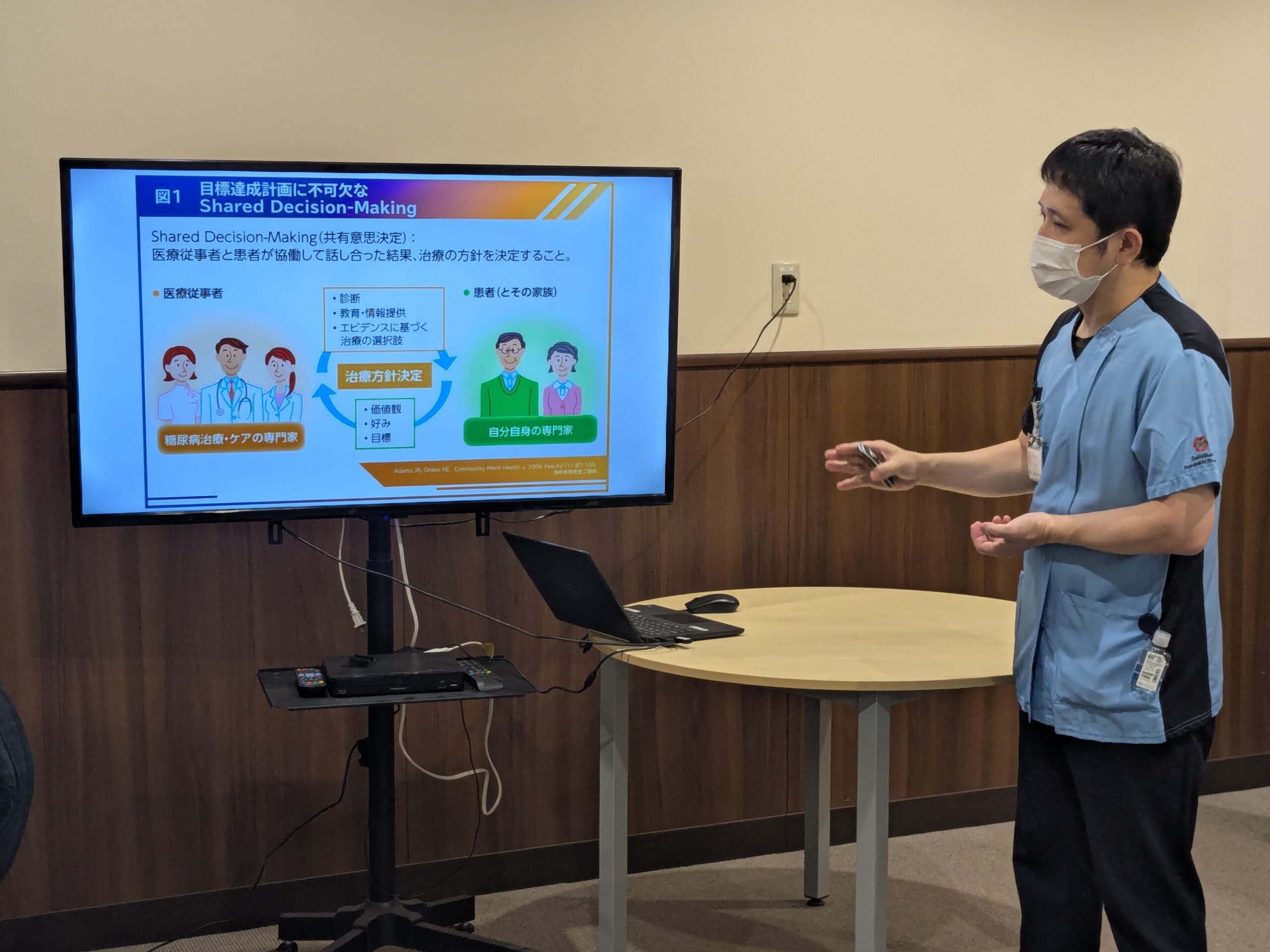 糖尿病看護認定看護師・下川要さんがモニターを使用して、糖尿病について講話している写真