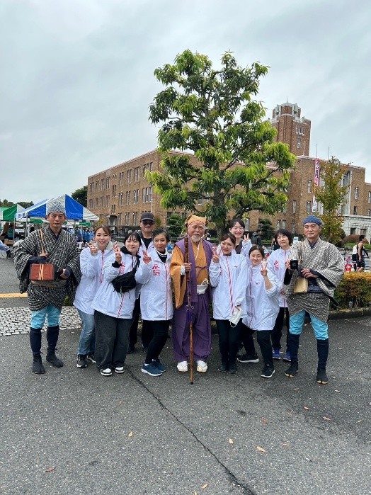 救護本部で救護支援活動に従事した水戸済生会病院の職員と、水戸黄門の仮装をしたマラソン大会スタッフの集合写真