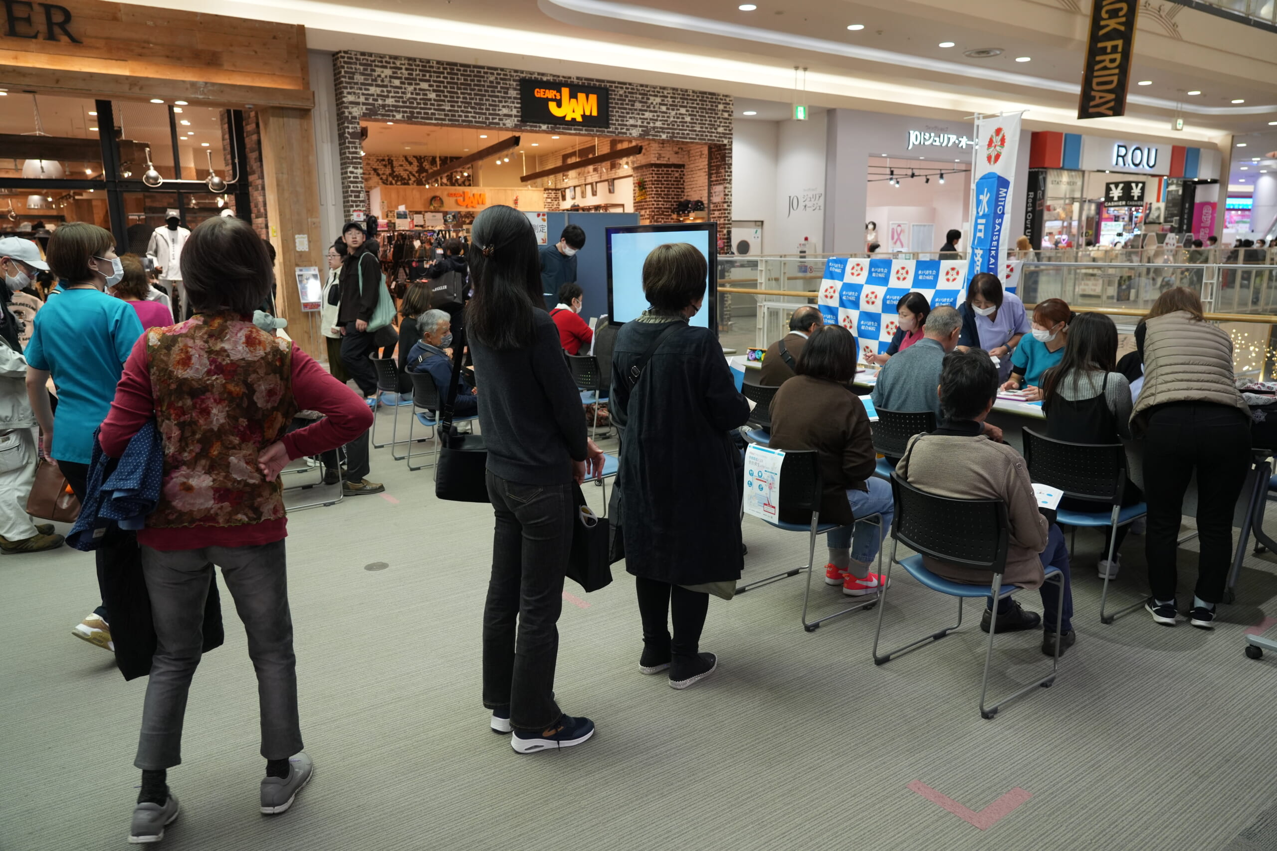 〈茨城〉水戸済生会総合病院のブースに多くの来場者が集まって、にぎわっている写真