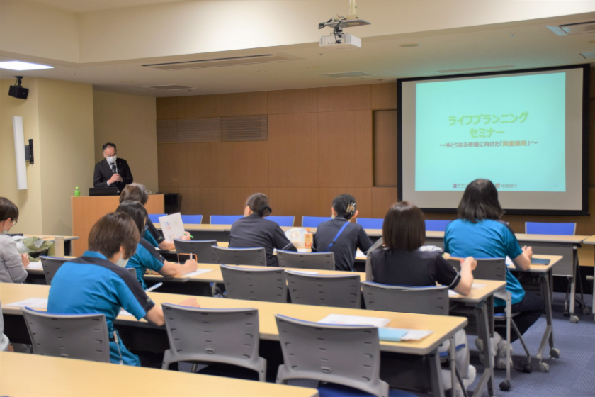 北陸銀行ウェルスマネジメントセンター・福井松本センター長の宮下勝樹さんが講義をしている写真