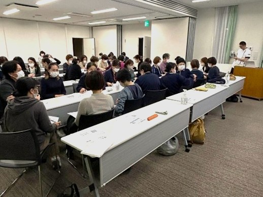 滋賀県済生会支部内の施設職員がグループワークをしている写真