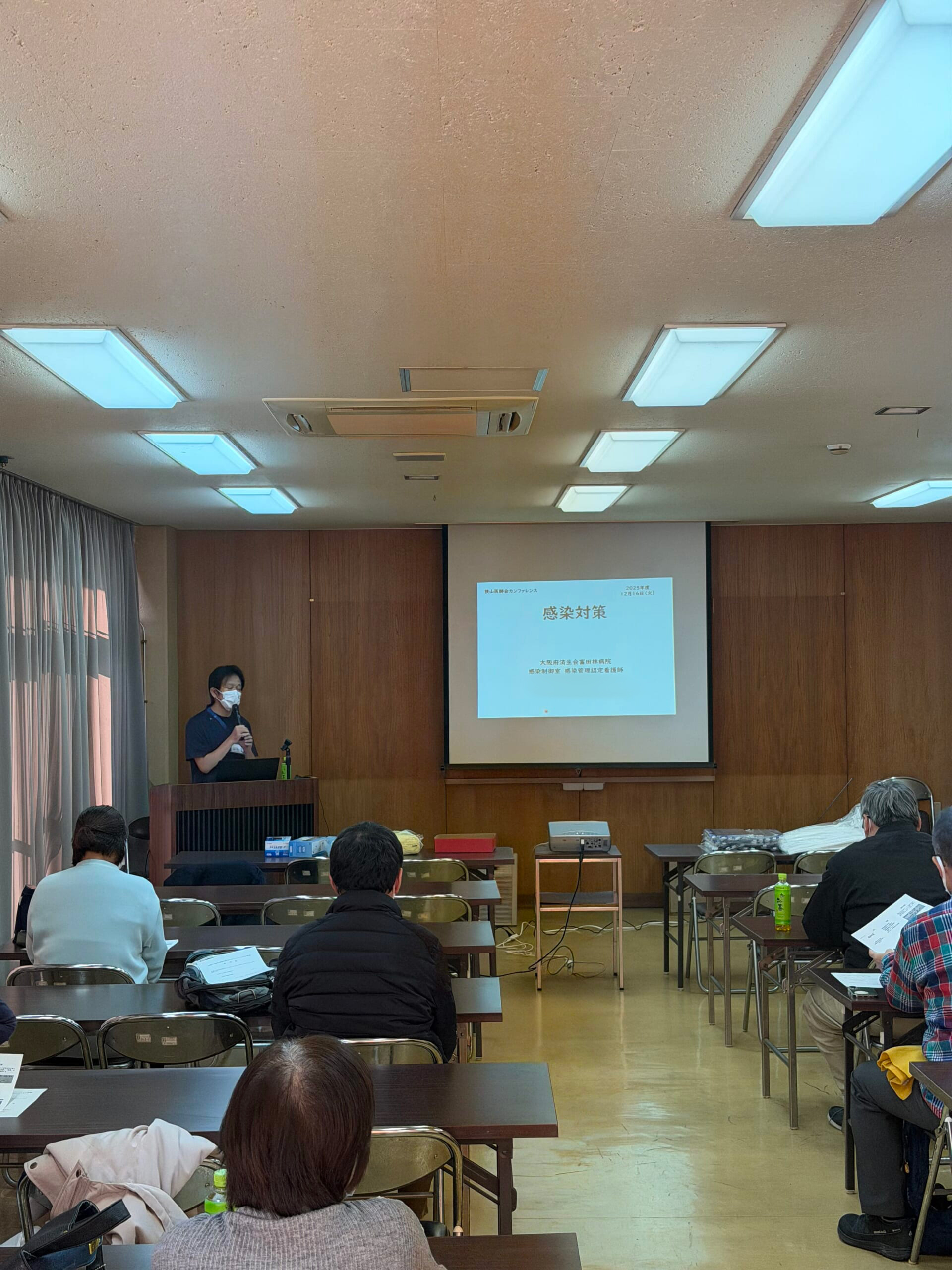 〈大阪〉富田林病院の感染管理認定看護師・奥田看護師が講義している写真