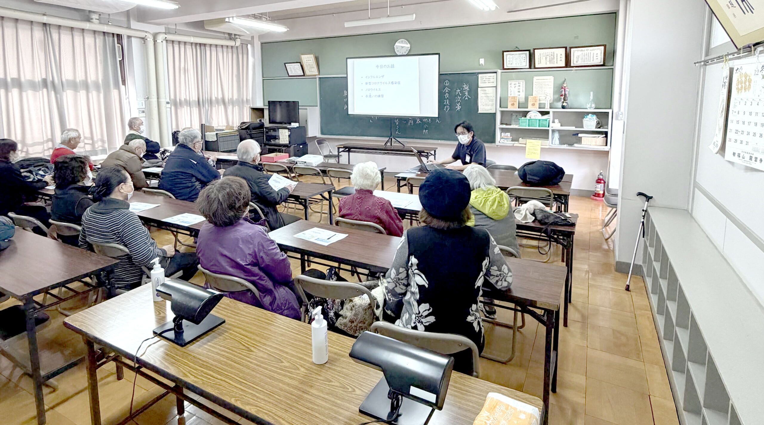 奥田看護師が参加者に感染症に関する講義をしている写真