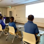 熊本病院看護師の話を真剣に聞いている済生会かがやき利用者の写真