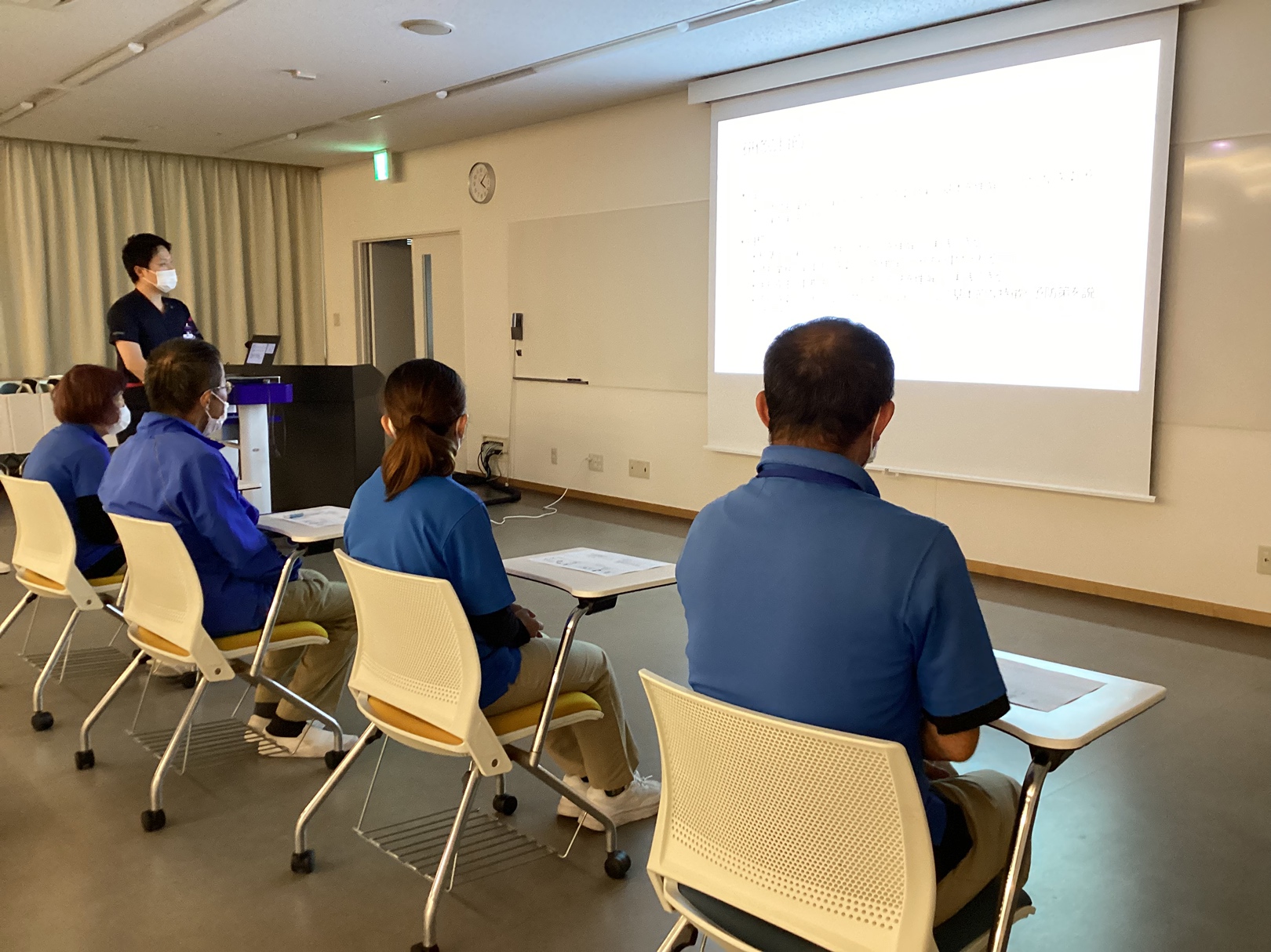 熊本病院看護師の話を真剣に聞いている済生会かがやき利用者の写真