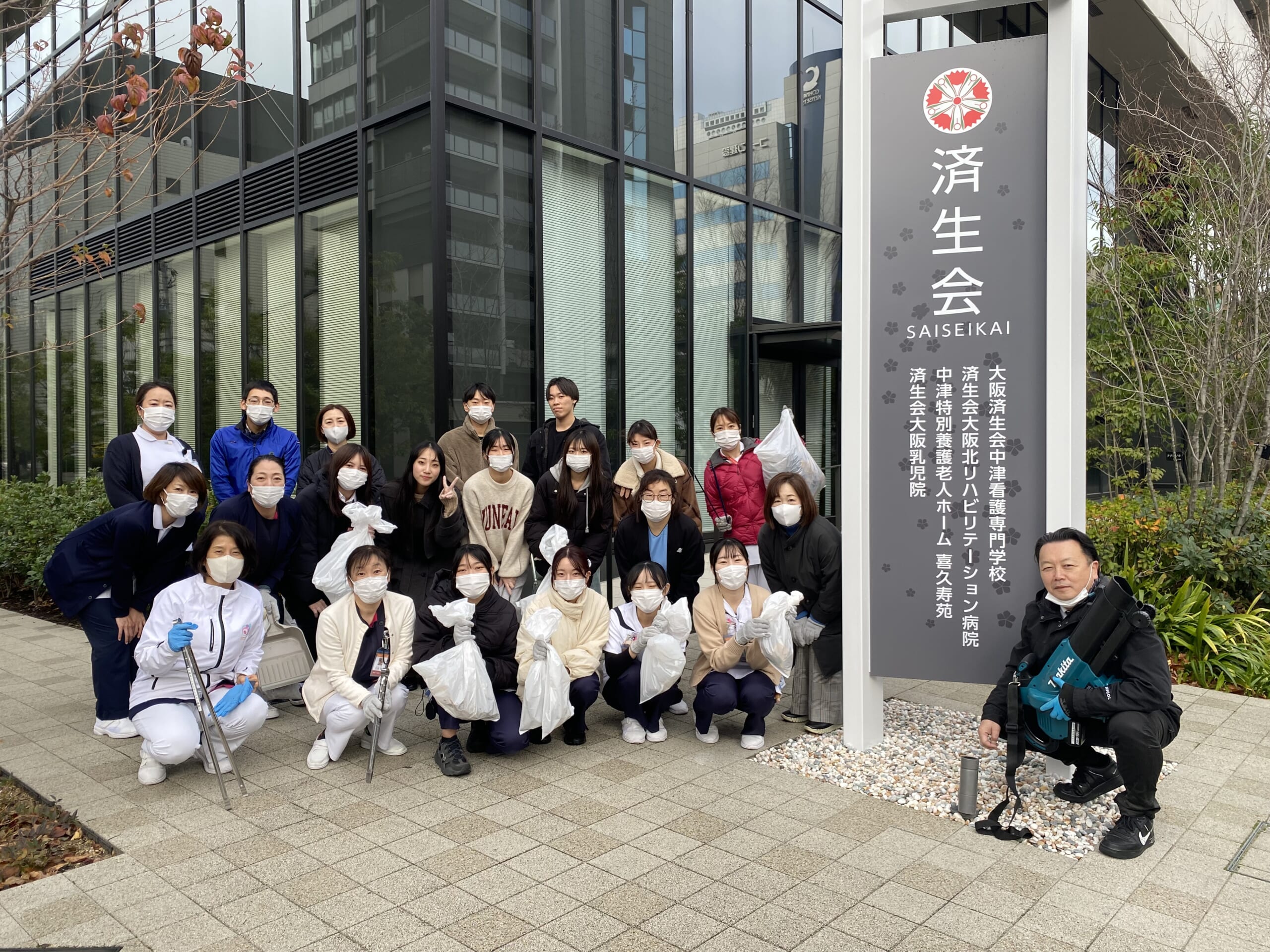 清掃に参加した職員・学生の集合写真