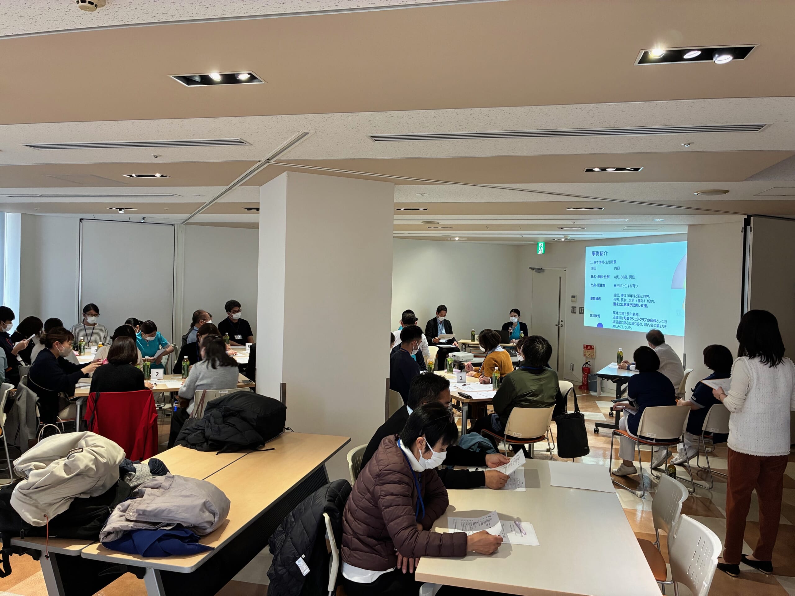 〈東京〉向島病院の退院支援看護師・早川麻衣子主任が講義している写真