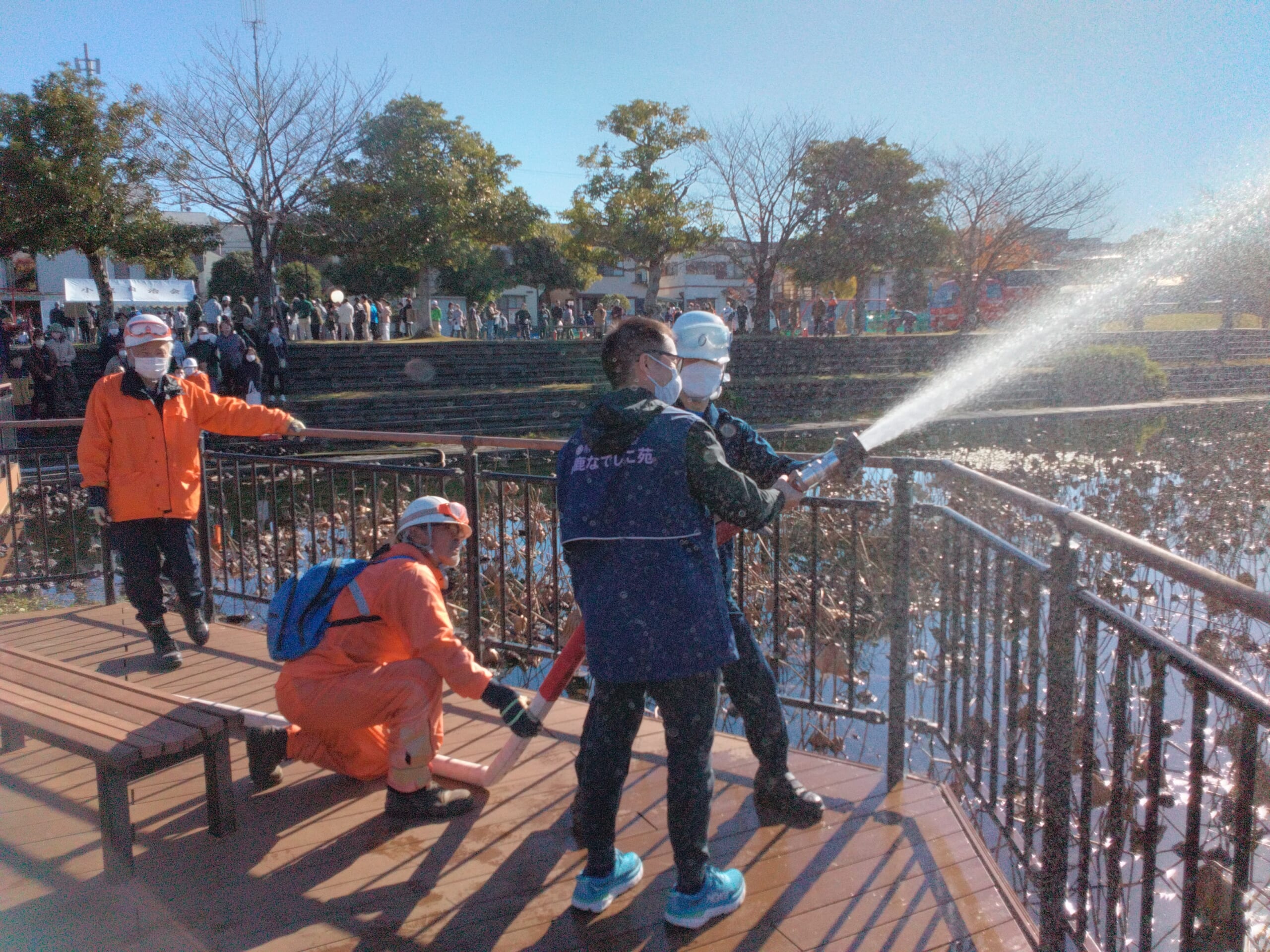 特別養護老人ホーム小鹿なでしこ苑の職員が消防団の指導の下、放水訓練をしている写真