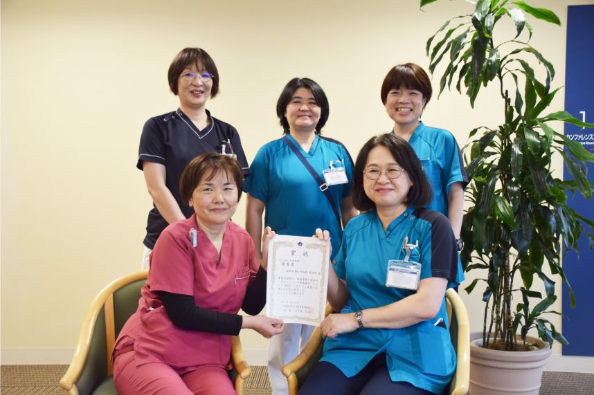「看護業務の効率化“幸せふくいへの挑戦事例”アワード2025」優秀賞の賞状をもって喜んでいる福井県済生会病院看護師5人の集合写真