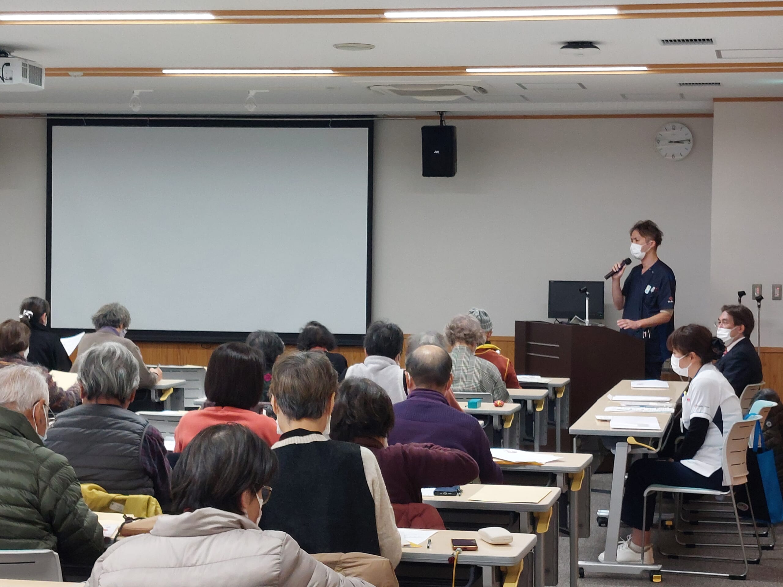 脳卒中看護認定看護師の高山知基HCU統括課長が市民公開講座で話している写真