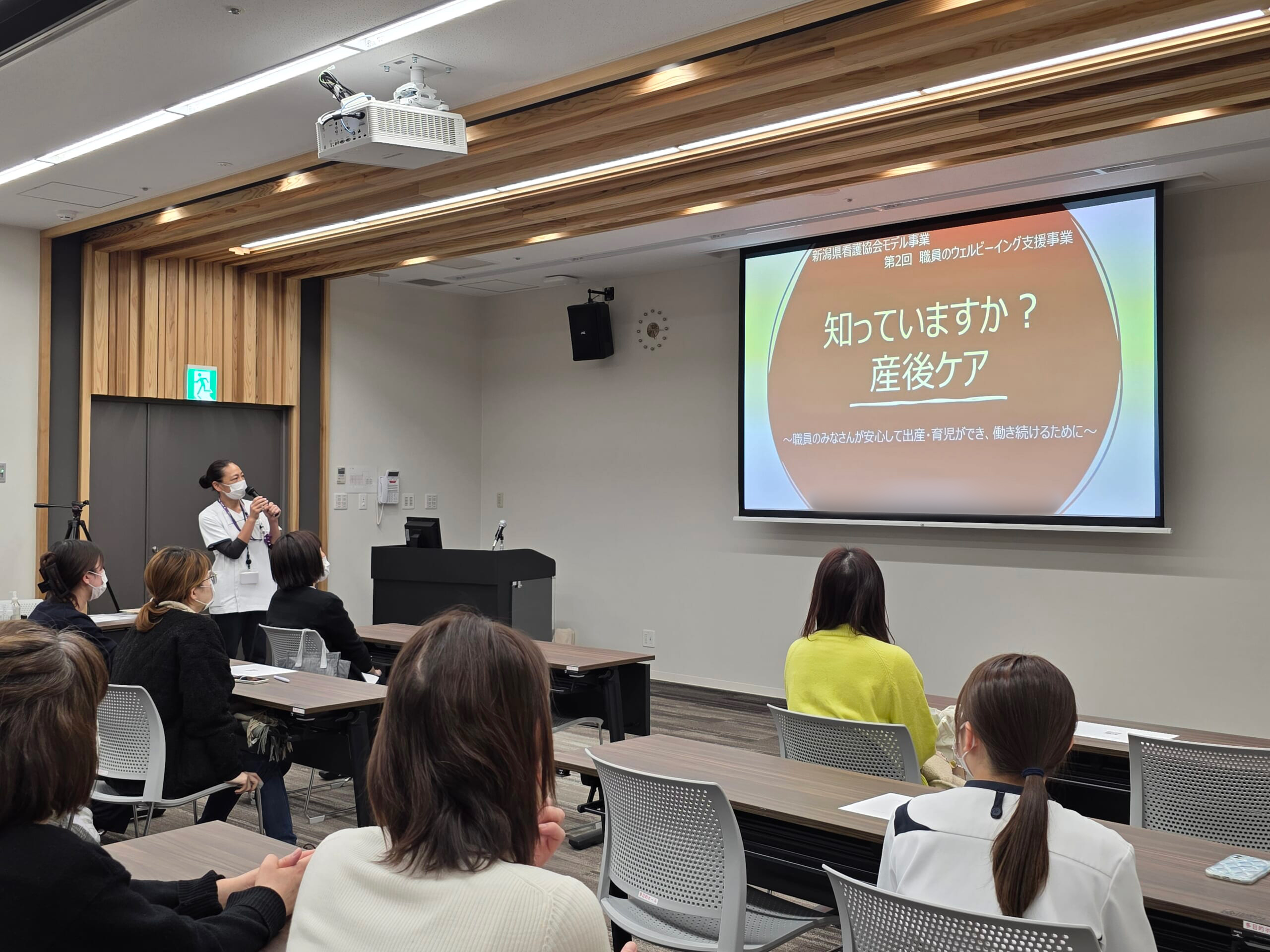 産婦人科医師が講義している写真